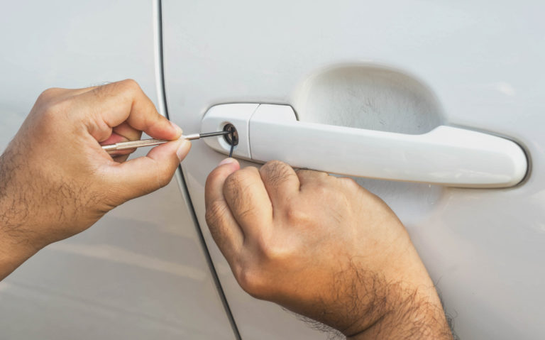 door unlocking with pick speedy and professional automotive locksmith services in orlando, fl – immediate solutions for your car lock concerns.